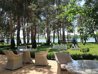 ресторан з відкритою терасою в заміському комплексі «Тихий Ліс» на березі Дніпра