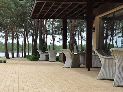 ресторан з відкритою терасою в заміському комплексі «Тихий Ліс» на березі Дніпра