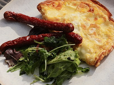 ресторан з відкритою терасою в заміському комплексі «Тихий Ліс» на березі Дніпра