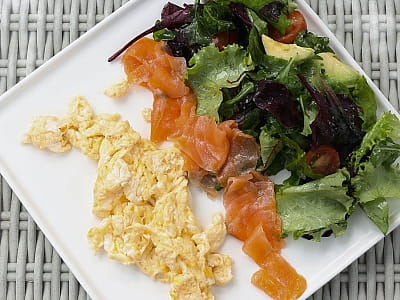 ресторан з відкритою терасою в заміському комплексі «Тихий Ліс» на березі Дніпра