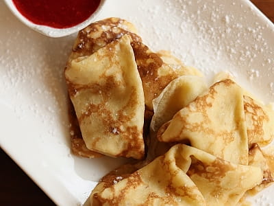 ресторан з відкритою терасою в заміському комплексі «Тихий Ліс» на березі Дніпра