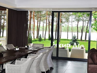 ресторан з відкритою терасою в заміському комплексі «Тихий Ліс» на березі Дніпра