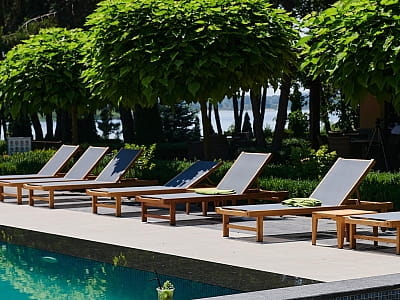 Відкритий літній басейн в заміському комплексі «Тихий Ліс» на березі Дніпра