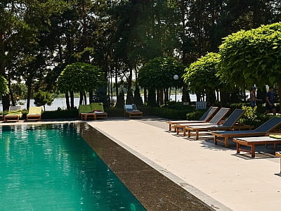 Відкритий літній басейн в заміському комплексі «Тихий Ліс» на березі Дніпра