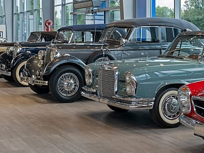 Музей VIK Cars у Львові — колекція з понад 30 унікальних ретро-автомобілів, відреставрованих шедеврів світового автопрому. Атмосфера, історія, драйв!