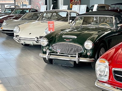 Музей VIK Cars у Львові — колекція з понад 30 унікальних ретро-автомобілів, відреставрованих шедеврів світового автопрому. Атмосфера, історія, драйв!