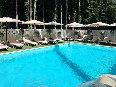 Літній басейн в заміському комплексі «Застава» — відпочинок біля Умані