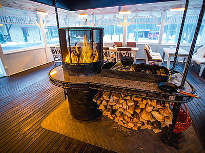 мисливський будиночок з багаттям і запахом деревини Zajka Grill в заміському комплексі ZASTAVA (Застава) біля Умані