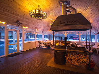 мисливський будиночок з багаттям і запахом деревини Zajka Grill в заміському комплексі ZASTAVA (Застава) біля Умані