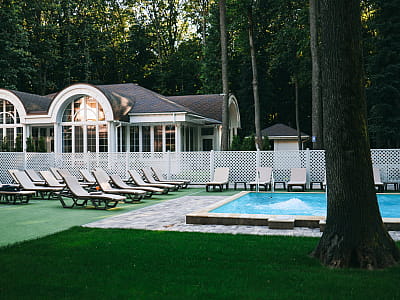 Відкритий літній басейн в заміському комплексі ZASTAVA біля Умані