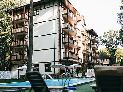 Відкритий літній басейн в заміському комплексі ZASTAVA біля Умані