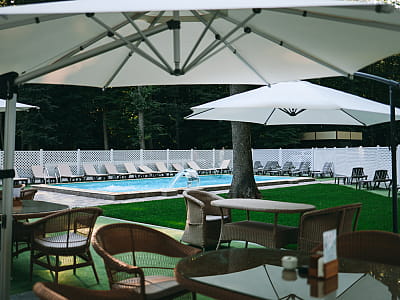 Відкритий літній басейн в заміському комплексі ZASTAVA біля Умані