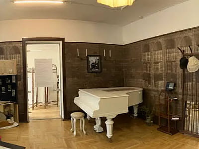 Літературно-меморіальний музей М. Булгакова на Андріївському узвозі — київський дім письменника, де збереглися інтер’єри, архіви та історія його творчості.