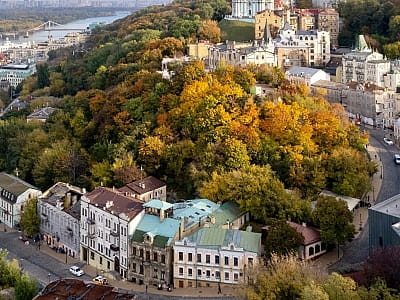 Літературно-меморіальний музей М. Булгакова на Андріївському узвозі — київський дім письменника, де збереглися інтер’єри, архіви та історія його творчості.