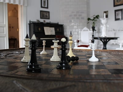 Літературно-меморіальний музей М. Булгакова на Андріївському узвозі — київський дім письменника, де збереглися інтер’єри, архіви та історія його творчості.