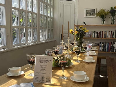 Літературно-меморіальний музей М. Булгакова на Андріївському узвозі — київський дім письменника, де збереглися інтер’єри, архіви та історія його творчості.