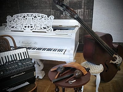 Літературно-меморіальний музей М. Булгакова на Андріївському узвозі — київський дім письменника, де збереглися інтер’єри, архіви та історія його творчості.