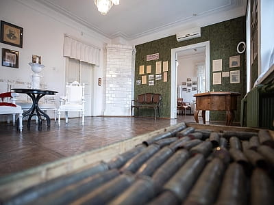 Літературно-меморіальний музей М. Булгакова на Андріївському узвозі — київський дім письменника, де збереглися інтер’єри, архіви та історія його творчості.