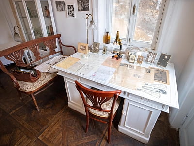 Літературно-меморіальний музей М. Булгакова на Андріївському узвозі — київський дім письменника, де збереглися інтер’єри, архіви та історія його творчості.