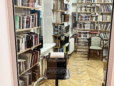 Літературно-меморіальний музей М. Булгакова на Андріївському узвозі — київський дім письменника, де збереглися інтер’єри, архіви та історія його творчості.