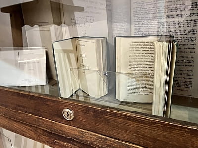 Літературно-меморіальний музей М. Булгакова на Андріївському узвозі — київський дім письменника, де збереглися інтер’єри, архіви та історія його творчості.