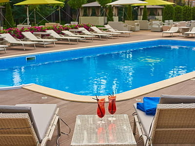 Басейни комплексу City Holiday Resort & SPA — це поєднання елегантності й повного релаксу. У теплий сезон гостей запрошує відкритий літній басейн із терасою та баром просто неба, де можна освіжитися коктейлем. 