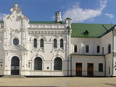 Національний музей декоративного мистецтва України — одна з найважливіших мистецьких установ держави, що об’єднує багатовікову історію, традиції та творчість українського народу. 