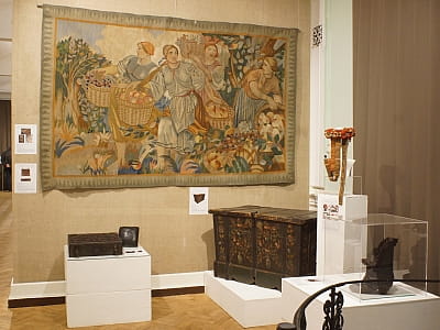 Національний музей декоративного мистецтва України — це справжній храм української творчості, де кожен експонат дихає історією, символізмом і любов’ю до своєї землі. Тут збережено унікальну спадщину майстрів минулого та сучасних художників, що продовжують