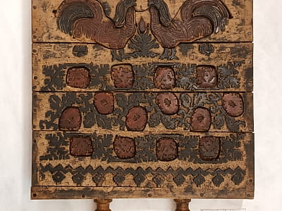 Верстат для вибійки 1930 р. з Київщини після реставрації (художниця-реставраторка Анастасія Іваненко). в Національному музеї декоративного мистецтва України