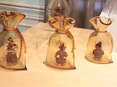 Національний музей декоративного мистецтва України — це справжній храм української творчості, де кожен експонат дихає історією, символізмом і любов’ю до своєї землі. Тут збережено унікальну спадщину майстрів минулого та сучасних художників, що продовжують