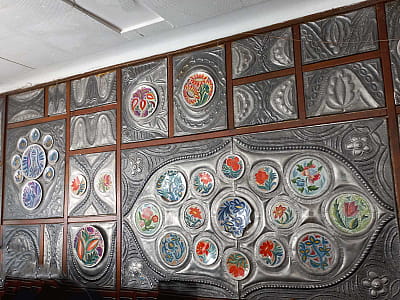 Оформлення танцювальної зали Полонського будинку культури. 1974 р. Робота художників з Києва (фарфорові тарелі виконували на Полонському фарфоровому заводі) в Національному музеї декоративного мистецтва України