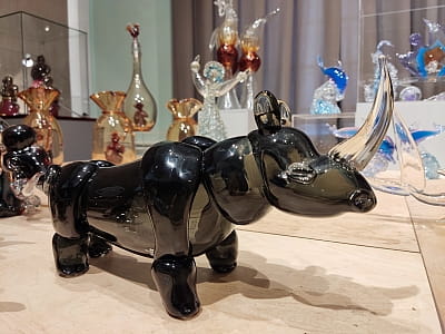 Національний музей декоративного мистецтва України — це справжній храм української творчості, де кожен експонат дихає історією, символізмом і любов’ю до своєї землі. Тут збережено унікальну спадщину майстрів минулого та сучасних художників, що продовжують