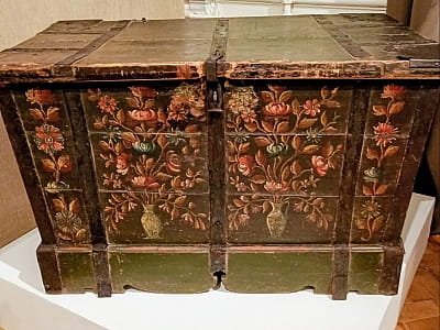 Скриня після реставрації в експозиції виставки Національному музеї декоративного мистецтва України