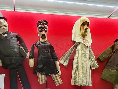 Національний музей декоративного мистецтва України — це справжній храм української творчості, де кожен експонат дихає історією, символізмом і любов’ю до своєї землі. Тут збережено унікальну спадщину майстрів минулого та сучасних художників, що продовжують