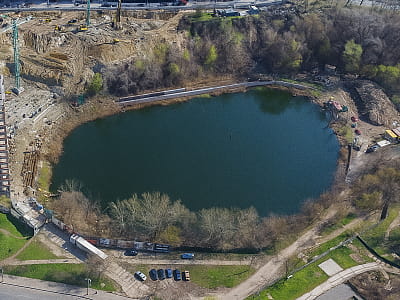 Озеро Глинка — мальовнича водойма в центрі Києва, що утворилася з глиняного кар’єру. Зелена зона, рибалка та цікава історія Печерського району.