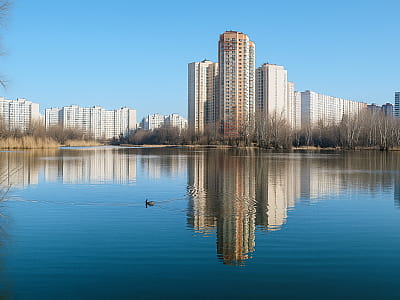Озеро Качине — мальовнича водойма старичного типу на Позняках у Києві, природна пам’ятка й улюблене місце відпочинку мешканців Дарницького району.