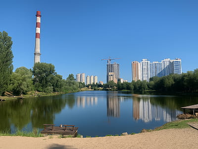Озеро Корольок, також відоме як Буревісник, — затишна водойма в Дарницькому районі Києва, що поєднує природну красу з комфортом для відпочинку.