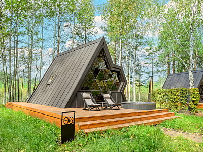 Mandra Petrichor - це вишуканий глемпінг у селі Забуяння, Київська область, Макарівський район.