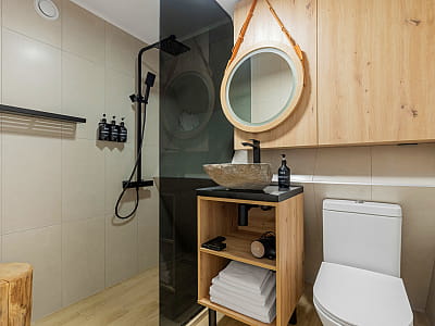 Мандра Петрикор - це вишуканий глемпінг у селі Забуяння, Київська область, Макарівський район.