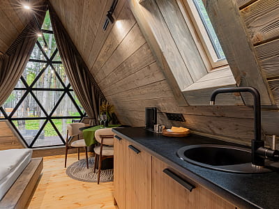 Mandra Petrichor - вишуканий глемпінг у селі Забуяння, Київська область, Макарівський район.