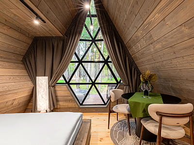 Mandra Petrichor - це вишуканий глемпінг у селі Забуяння, Київська область, Макарівський район