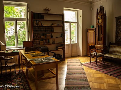 Історико-меморіальний музей Михайла Грушевського у Києві — автентична оселя вченого, де відтворено його кабінет, родинну атмосферу та унікальну історичну експозицію.