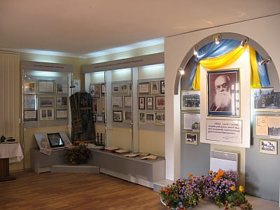 Історико-меморіальний музей Михайла Грушевського у Києві — автентична оселя вченого, де відтворено його кабінет, родинну атмосферу та унікальну історичну експозицію.