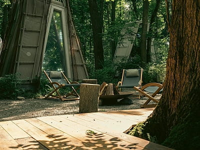 NAMETY PARK — дизайнерські павільйони серед лісу на ВДНГ у Києві: затишний відпочинок, тераси, офуро, сауни, BBQ та доступ до численних подій і гастролокацій.