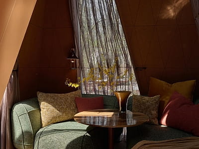 Показати зміст NAMETY PARK — це унікальний формат відпочинку на території ВДНГ, де сучасні архітектурні рішення гармонійно поєднані з природою столичного лісу. 