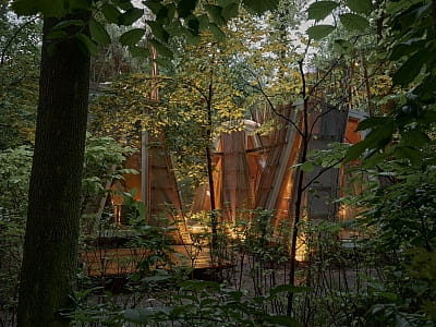 Показати зміст NAMETY PARK — це унікальний формат відпочинку на території ВДНГ, де сучасні архітектурні рішення гармонійно поєднані з природою столичного лісу. 