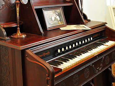 Музей «Садиба на Кудрявці» — історична садиба та експозиція про побут і культуру Києва ХІХ століття. Атмосфера старого міста, виставки та автентичний інтер’єр.