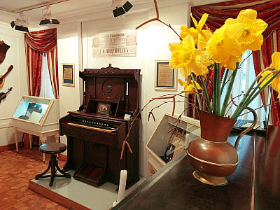 Музей «Садиба на Кудрявці» — історична садиба та експозиція про побут і культуру Києва ХІХ століття. Атмосфера старого міста, виставки та автентичний інтер’єр.