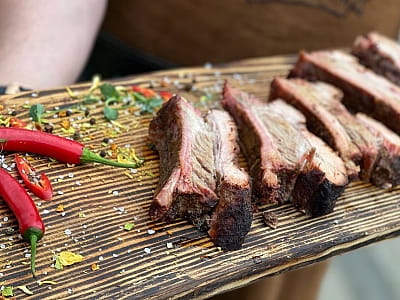 справжній техаський смокер, у якому томлять бріскет, ребра, рванину та інші BBQ-делікатеси в заміському комплексі SPORTOHOTA в місті Черкаси