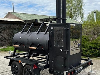 справжній техаський смокер, у якому томлять бріскет, ребра, рванину та інші BBQ-делікатеси в заміському комплексі SPORTOHOTA в місті Черкаси